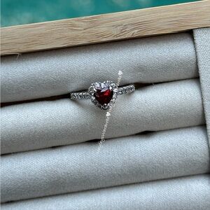 Pandora Elevated Red Heart Ring
Sterling silver